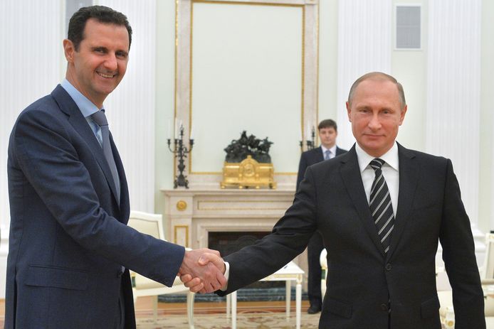 De Syrische president Bashar al-Assad schudt de hand van zijn Russische collega Poetin. (Archieffoto)