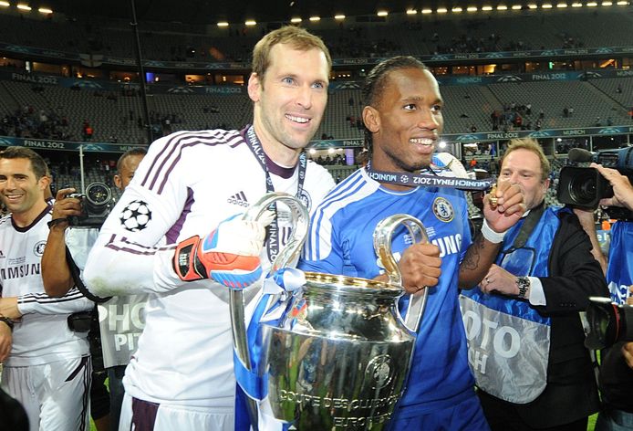 Petr Cech met Didier Drogba, na het veroveren van de Champions League-trofee in 2012.