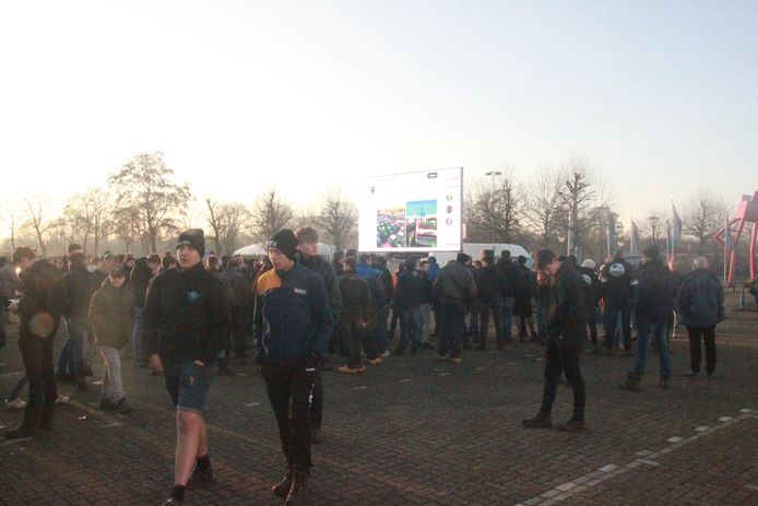 Buiten kijken de boeren toe op een groot scherm, terwijl binnen in de Ijsselhallen de zitting is over het handhavingsverzoek van FDF.