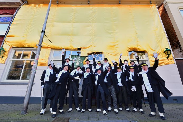 Het IQ Aarmoei-nieke is jarig: het sjieke carnavalsgezelschap bestaat 50 jaar. Speciaal daarvoor is ook thuishonk De Veestallen in het goud gehuld.