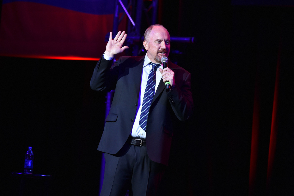 Louis C.K. in Madison Square Garden (New York) in 2016, voordat een MeToo-schandaal zijn carrière bijna beëindigde. Beeld AFP
