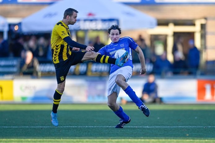 GVVV-voetballer Danny de Leeuw (rechts) ontbreekt vanwege een blessure tegen FC Rijnvogels.