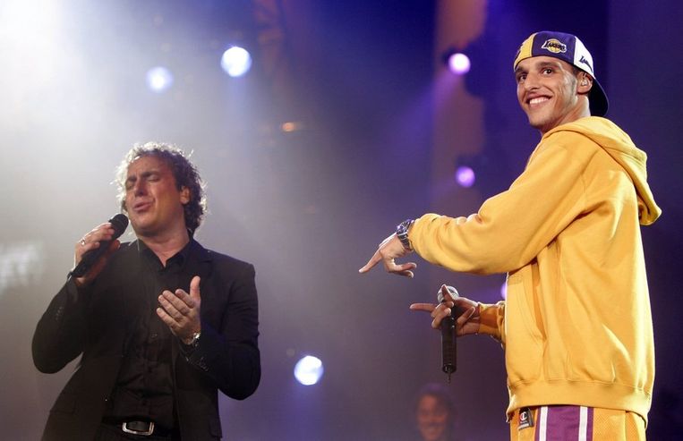 Borsata met Ali B. tijdens een concert in 2004 voor War Child. Beeld 