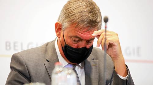 Hangt de politieke carrière van Jan Jambon nu echt aan een zijden draadje? 