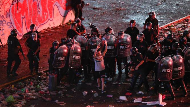 KIJK. Rellen, een dode en 5-jarig kind in coma: beelden tonen hoe zegetocht van Argentinië ontspoorde 