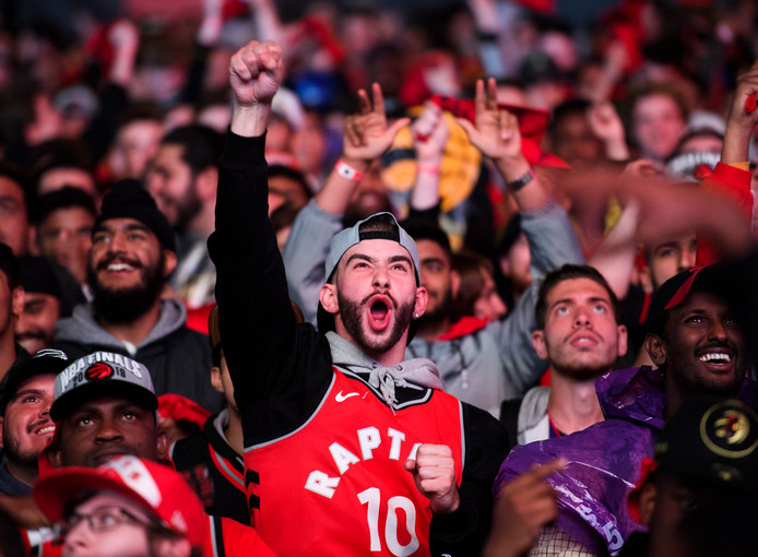Fans van de Toronto Raptors vieren feest na het behalen van de NBA-titel.