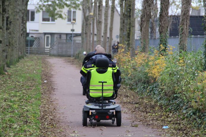 Een politieagent rijdt de scootmobiel van een 71-jarige vrouw naar huis in Lelystad. De vrouw raakte gewond bij een aanrijding met een jonge fietser en moest ter controle naar het ziekenhuis.