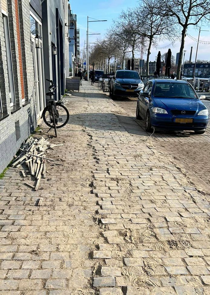 Op Facebook laten bewoners van Tilburg weten niet blij te zijn met hoe het trottoir op de Piushaven erbij ligt.