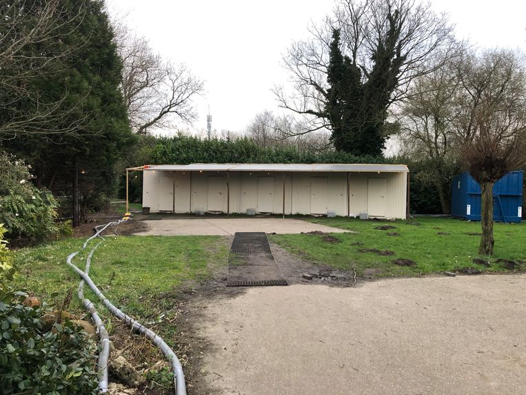 De douches en toiletten voor de 125 bewoners van de opvanglocatie bij Kasteel Meerwijk. Beeld Johan van Heerde