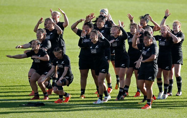 De nationale vrouwenploeg van Nieuw-Zeeland doet de haka, de traditionele begroeting van de tegenstander, voor de interland tegen Engeland.  Beeld Action Images via Reuters