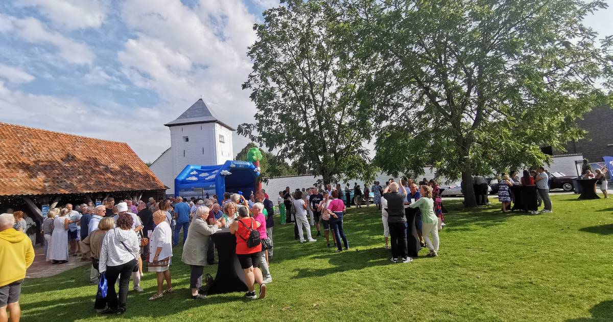 Inwoners Oudenburg verkennen gerenoveerde Abdijhoeve | Oudenburg | hln.be