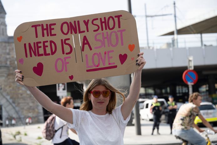 Love, freedom and democracy.”  About 250 demonstrations – a striking number of Dutch people in the mixed bag – scanned the slogan on Saturday afternoon on the Mediaplein, where DPG Media, the publisher of Het Laatste Nieuws, among others, is located.