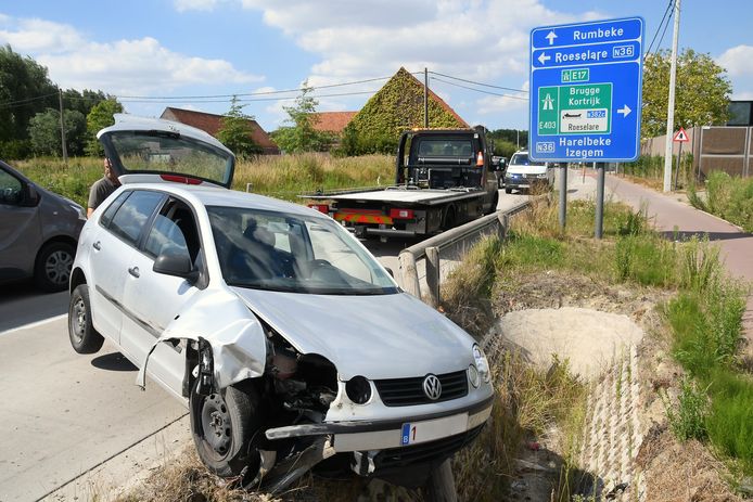 Het ongeval gebeurde langs de Moorseelsesteenweg in Rumbeke. De auto van de jonge vrouw belandde net niet in het dieperik.