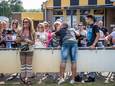 Blijdschap langs de kant na de gewonnen wedstrijd tegen Bavos: kampioen!