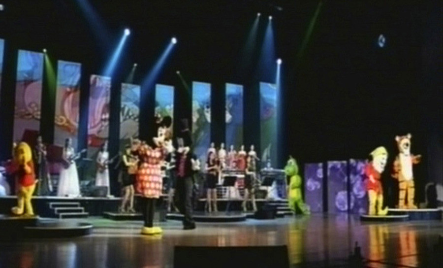 Meer Disneyfiguren op het podium, een opname van de Noord-Koreaanse tv.