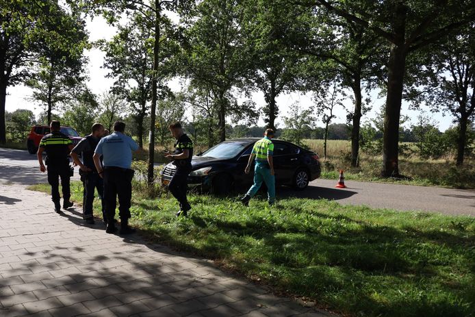 De auto botste tegen een boom aan.