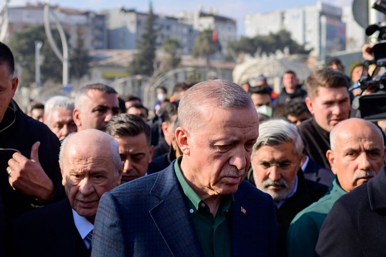 De Turkse president Recep Tayyip Erdogan tijdens een bezoek vandaag aan het aardbevingsgebied in Hatay.  Beeld AFP