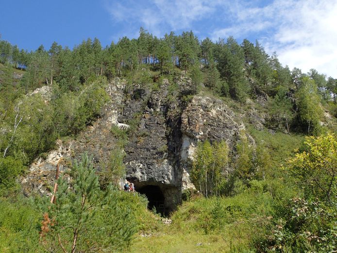 De ingang van de Denisova-grot in Siberië, waar bewijzen werden gevonden van uitgestorven mensensoorten.