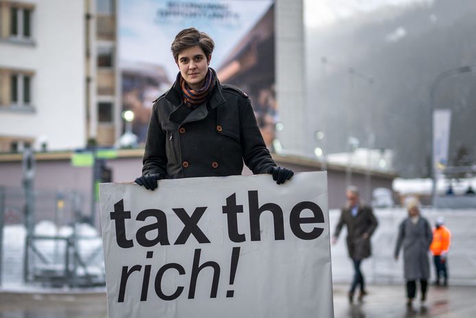 Marlene Engelhorn, erfgename en medeoprichter van taxmenow met een pancarte "Belast de rijken" in Davos, Zwitserland. (15/01/24)