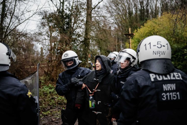 De politie neemt een activist woensdagochtend mee uit Lützerath. Beeld ANP
