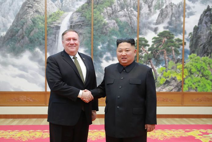 De Amerikaanse minister van Buitenlandse Zaken Mike Pompeo (L) en Kim Jong-un