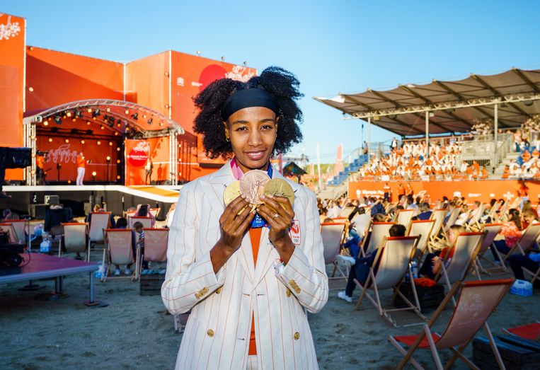 Sifan Hassan in 2020 tijdens de huldiging in Scheveningen van sporters na terugkeer van de Olympische Spelen in Tokio.  Beeld ANP
