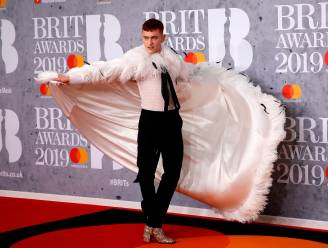 IN BEELD. De meest opvallende looks op de rode loper van de Brit Awards