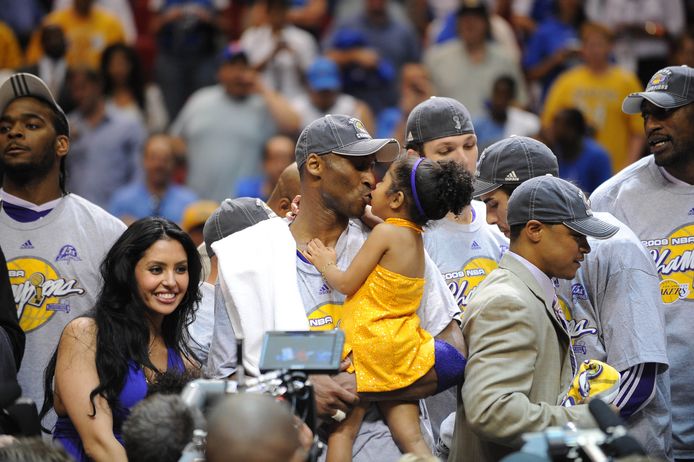 Kobe Bryant vierde de NBA-zege in 2009 met zijn familie.
