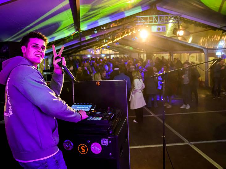 Buiten is het -5, maar het dak gaat van de feesttent af