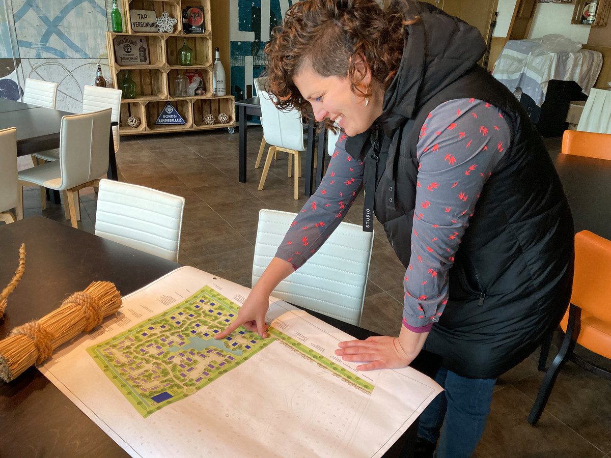 Mirjam van Vliet wijst aan hoe de toekomstige Heidebloem eruit komt te zien