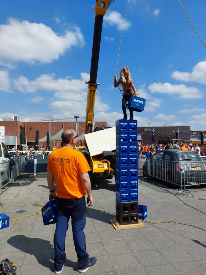 De 7-jarige Evie bij het bierkrat stapelen.