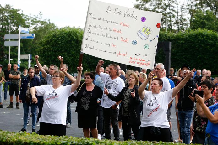 Tientallen mensen protesteren halverwege juni tegen de sloop van feestcafé De Drie Vuisten in Gorinchem.