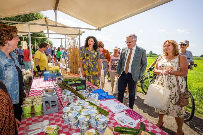 Feestelijke opening Geef-kleur-door-straat met speciale gasten zoals tv-chef Nadia Zerouali (midden), gedeputeerde Gert Harm ten Bolscher (midden) en wethouder Trijn Jongman (rechts). Mensen konden gratis een tasje vullen met groente en fruit.
