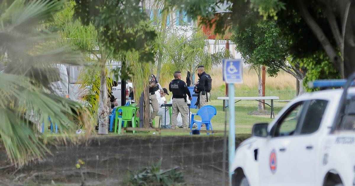 Тяжеловооруженные убийцы штурмуют мексиканский рай для купания, убив шестерых взрослых и ребенка |  снаружи
