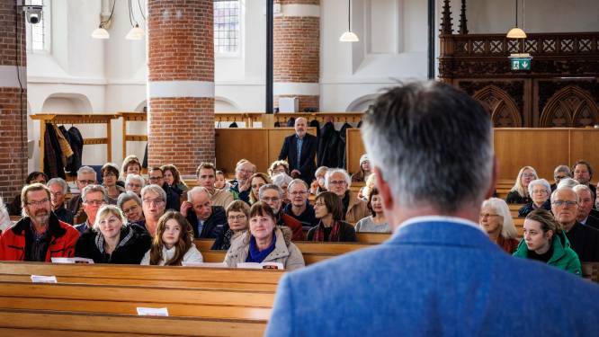 De kerkdienst in Steenwijk is volledig in het Oekraïens: ‘Best een moeilijke taal, met zeven naamvallen’