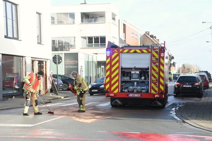 De brandweer neutraliseerde onder meer een grote mazoutvlek op het kruispunt van de Brugsesteenweg met de Kasteeldreef in Egem.