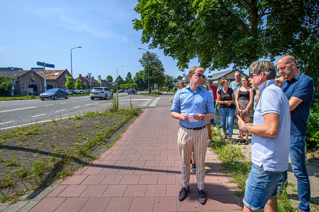 Jelle van Nuland (VVD, links) in gesprek met omwonenden van de N640, rechts omwonende Philip Broekhuizen.
