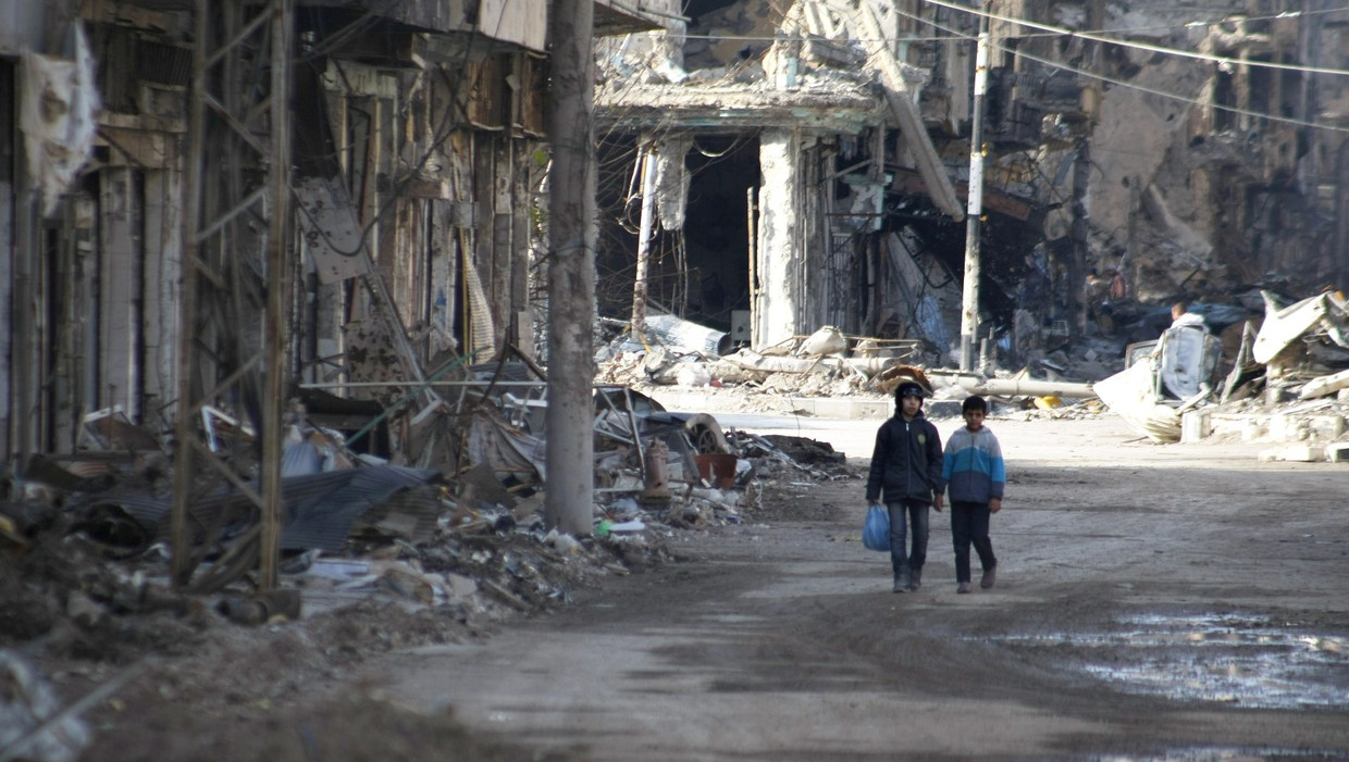 Syrische kinderen uit Deir Ezzor brengen eten naar hun familie. Beeld anp