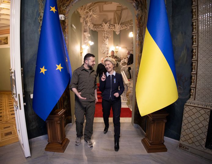 Presiden Komisi Eropa Ursula von der Leyen mengunjungi Kyiv pada hari Jumat dan bertemu dengan Presiden Zelensky.  Dia berjanji untuk bekerja dengan cepat pada keanggotaan Uni Eropa Ukraina.