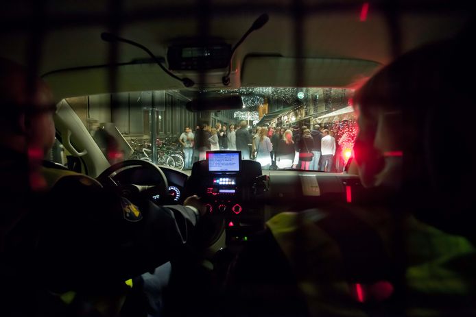 De politie heeft twee aanhoudingen verricht voor de mishandeling van een 22-jarige in de binnenstad van Zwolle.