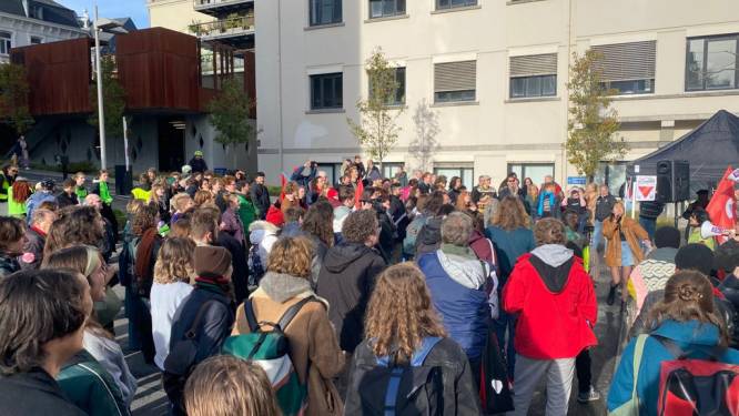Protest tegen lezing Filip Dewinter blijft broeien: manifestanten verzamelen bij rectoraat