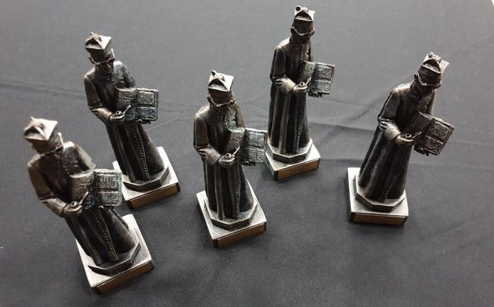 Replica's van het beeld van pastoor Willem Binck, zoals die door Brabants Heem als onderscheiding uitgereikt gaan worden