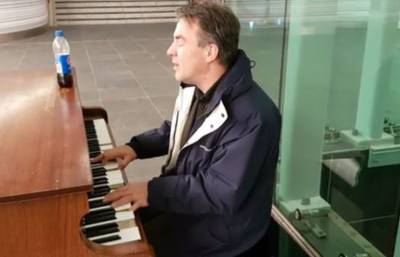 Zwollenaar speelt sterren van de hemel op stationspiano