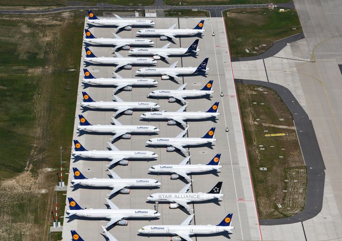 Deze vliegtuigen van Lufthansa staan alvast te wachten op vertrek.