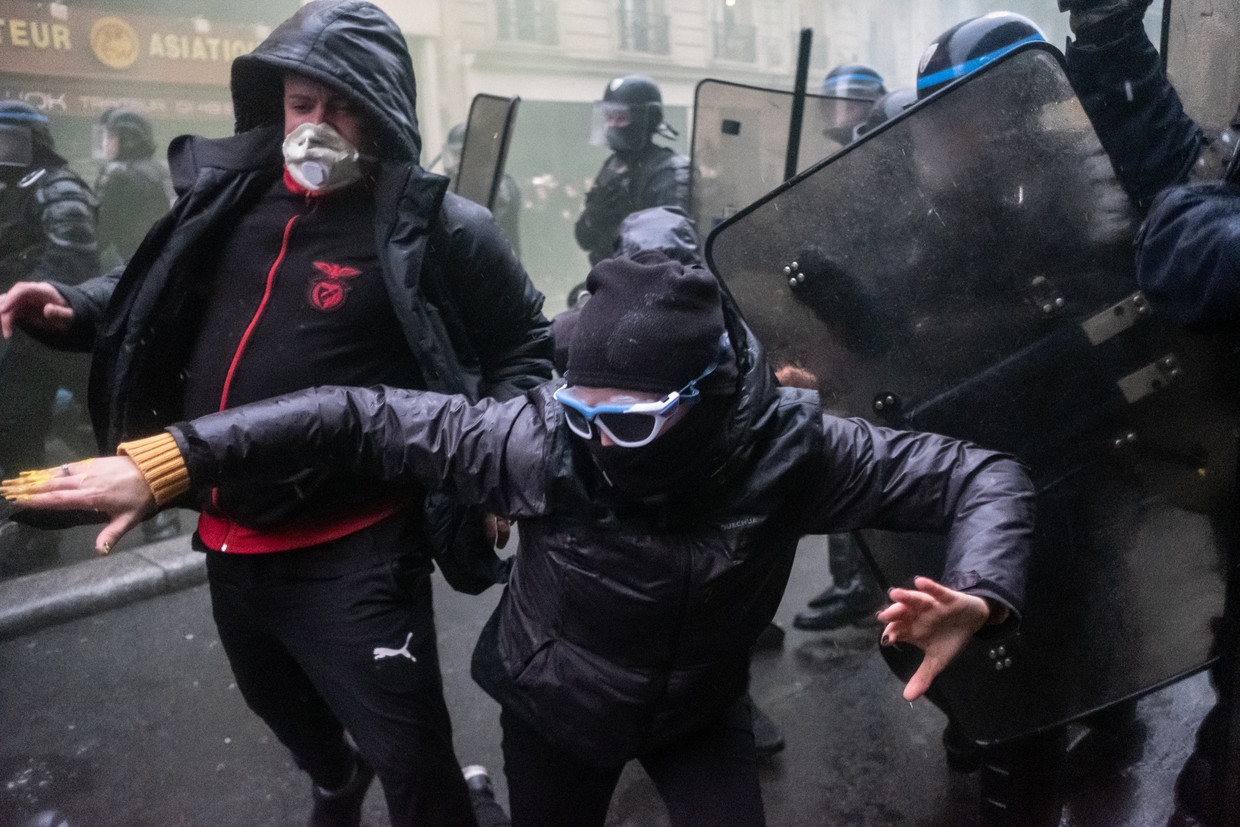 Mobiele eenheid in actie tijdens een groot anti-pensioenhervormingsprotest in Parijs.  Beeld Joris Van Gennip
