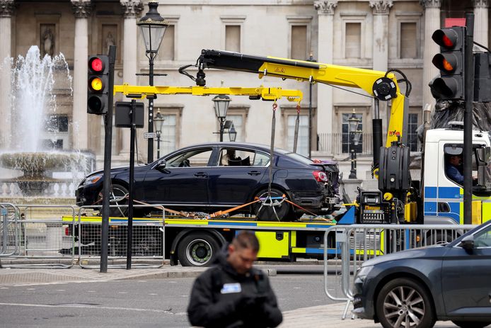 La polizia britannica rimorchia un'auto dopo l'incidente a Trafalgar Square.