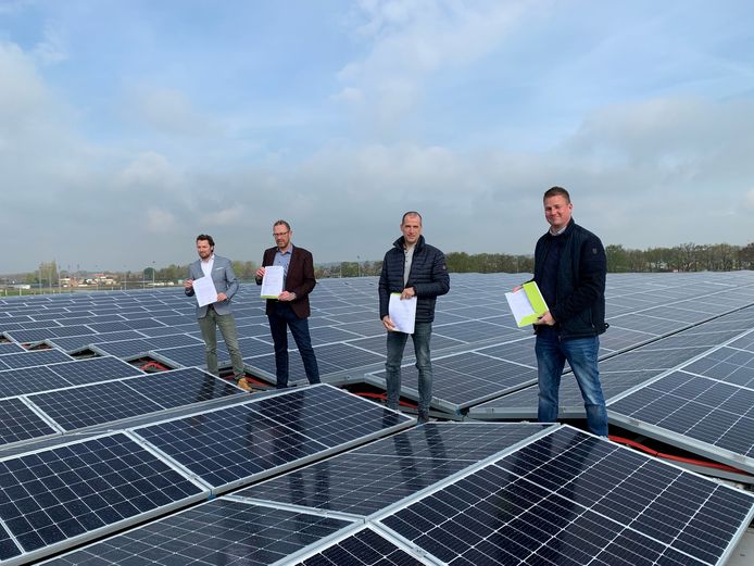 Vlnr. wethouder Thom Blankers van de gemeente Heusden, Arnold Versteeg (voorzitter Stichting Parkmanagement Heusden),  Mari van Drunen (voorzitter ZLTO) en Jasper Brok (voorzitter Heusdens Bedrijven Platform).