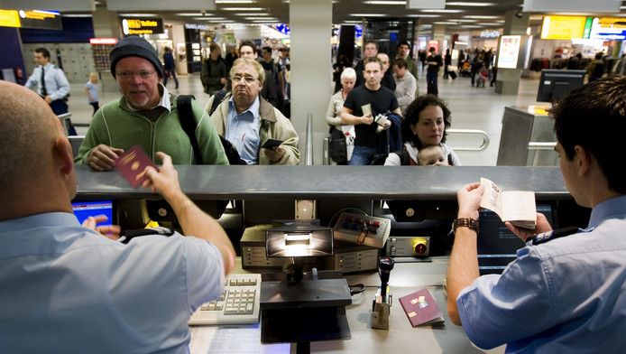 Paspoortcontrole op Schiphol.