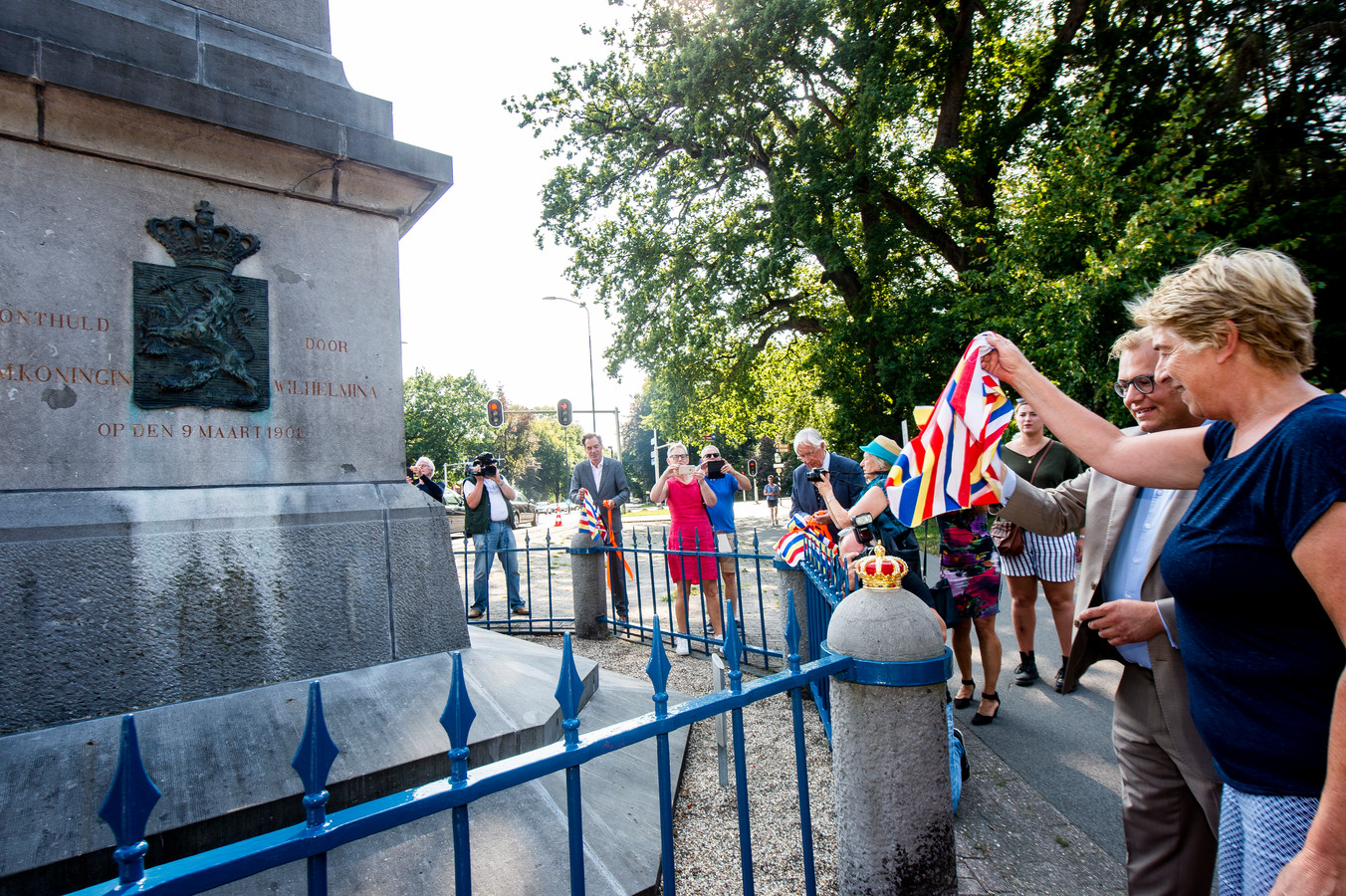 Acht kroontjes terug op palen hekwerk De Naald in Apeldoorn Foto