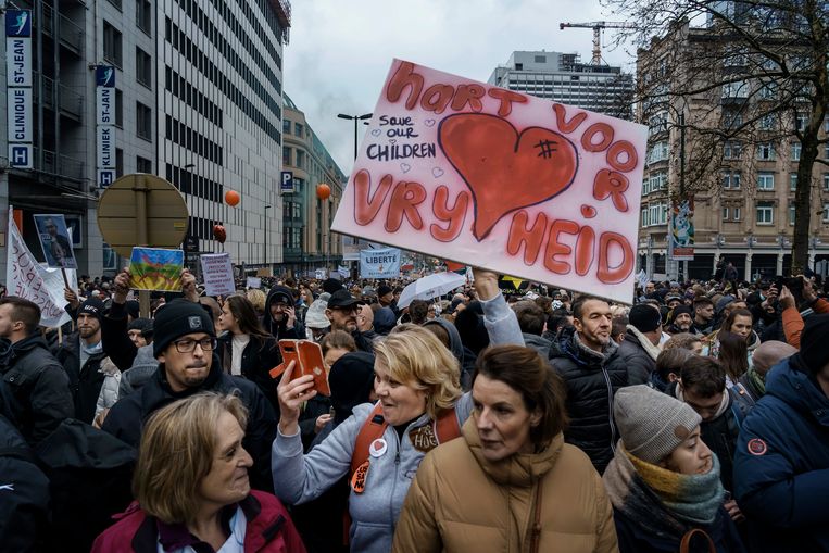 Een betoging tegen de coronamaatregelen in Brussel, afgelopen zondag. Beeld Eric de Mildt